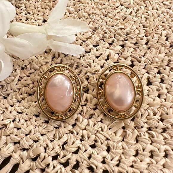 MONET Vintage Gold Tone‎ and faux pink gem Statement Clip earrings - Picture 1 of 5